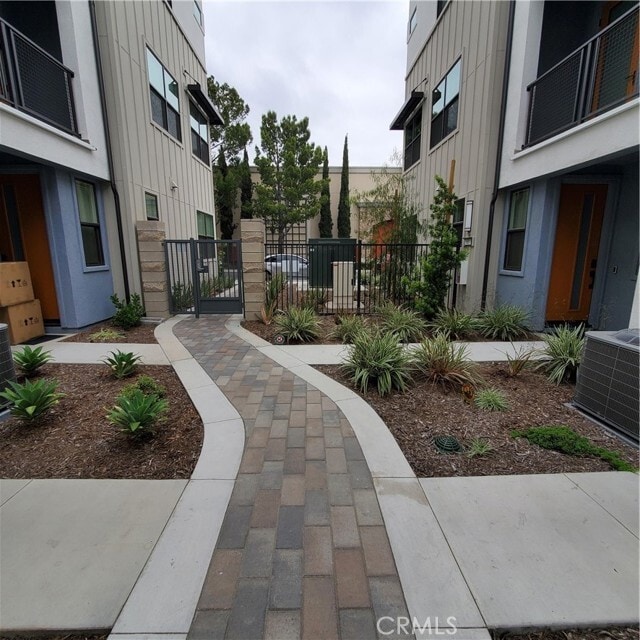 Building Photo - 944 N Divino Privado