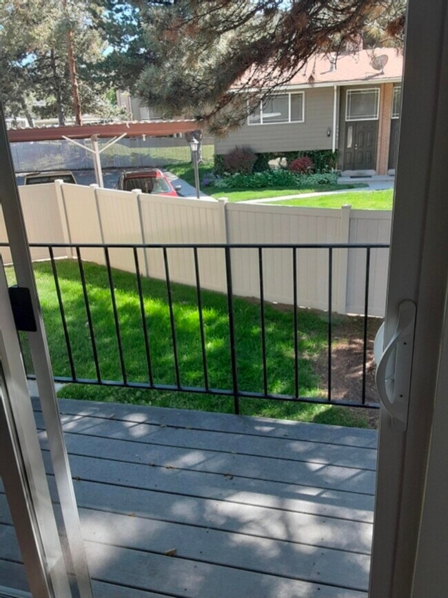 Balcón y patio trasero privado cercado. - 2570 E Canterbury Ln
