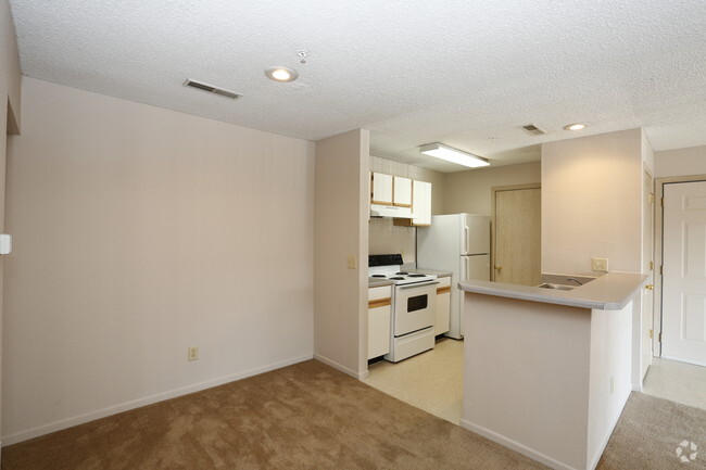 2BR, 2BA - 940SF - Dining Room - BayOak Apartments