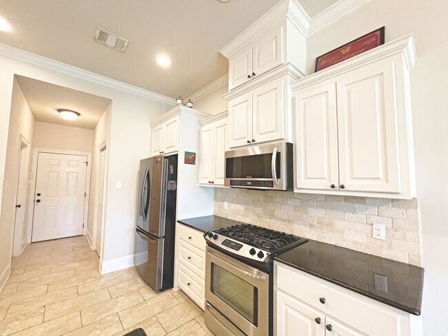 Building Photo - 3 Bedroom Home in Gated Community & on the...