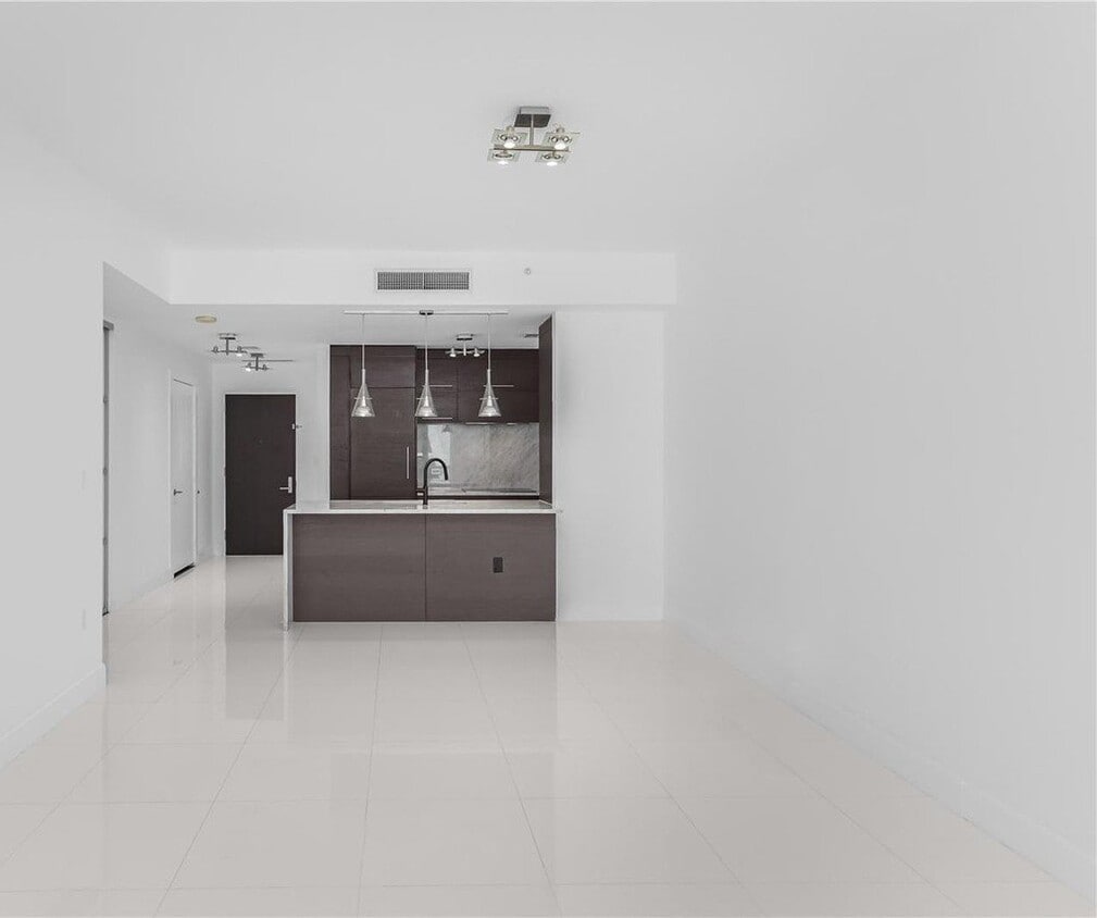 Photo - 900 Biscayne Blvd (Miami, FL)