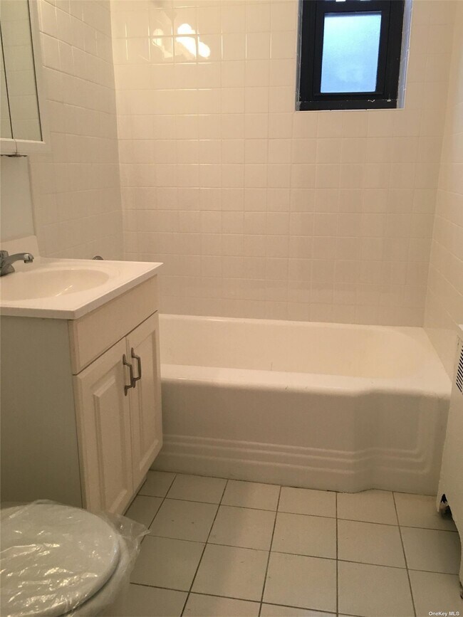 21 Schenck Ave Unit 2Bd, Great Neck Plaza, NY 11021 Room for Rent in