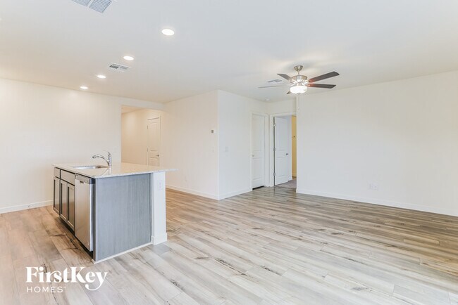 Foto del edificio - 1066 W 20th St