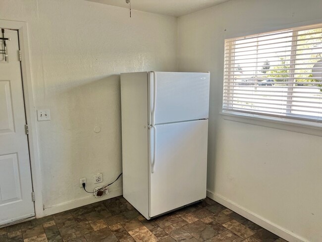 Building Photo - 610 S 200 E  4 Plex