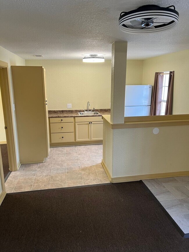 Building Photo - ** 2BED/2BATH Remodeled Suburban Apt. **
