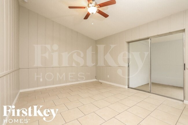 Foto del edificio - 2045 Houndslake Dr