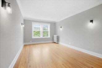 Building Photo - 1725 W Thorndale Ave
