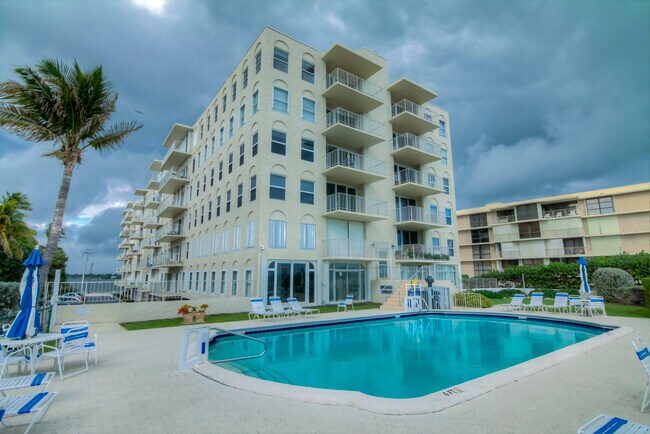 Foto del edificio - 3230 S Ocean Blvd