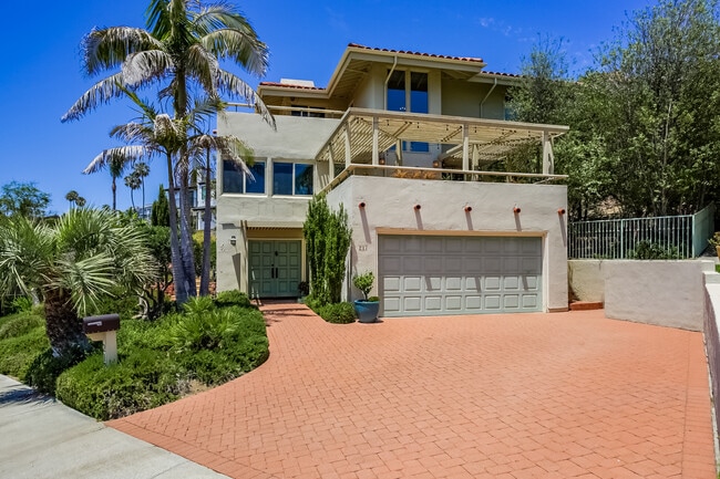 Building Photo - 217 E Avenida Ramona
