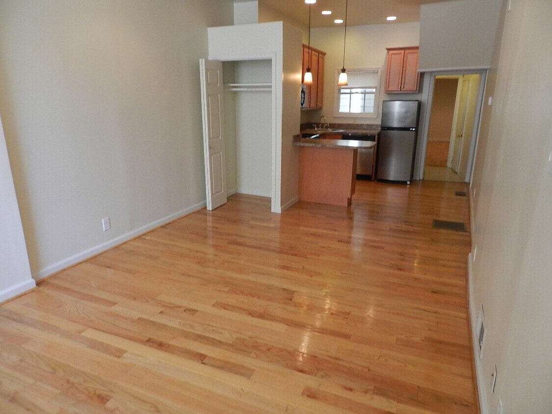 Foto principal - Beautiful 1 BR w/ in unit WASHER / DRYER a...