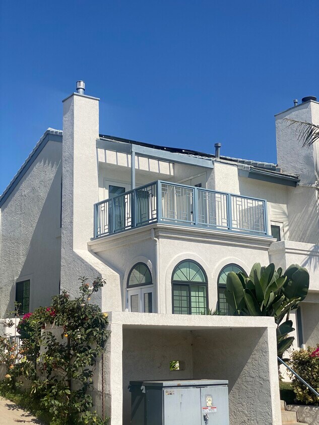Townhouse that lives like a house with solar and endless views - 3009 Union St