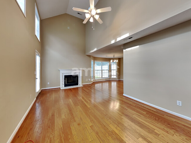Foto del edificio - 4220 Lake Woodard Drive
