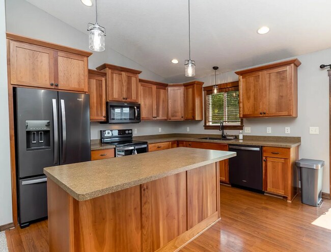 Foto del edificio - Check out this 4 BR 2 Bath single family h...