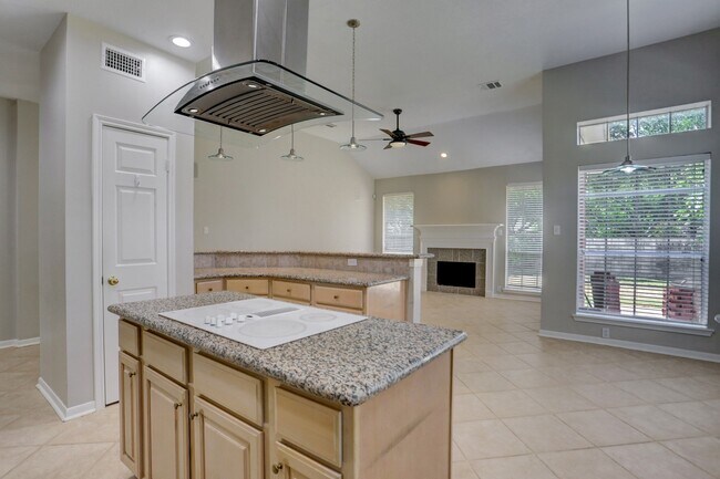 Foto del edificio - 14019 Lake Trail Dr