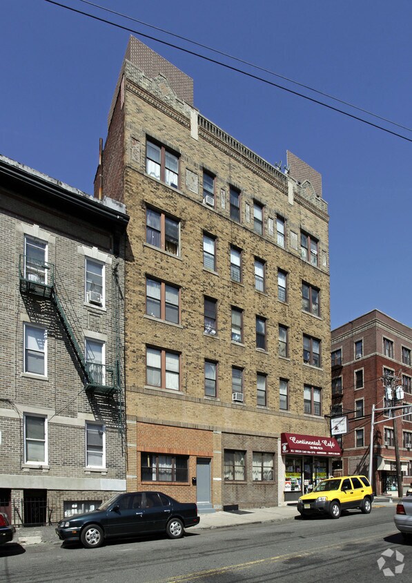 Foto del edificio - West Broadway Condos