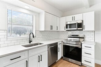 Building Photo - 300 S Nimbus Ave