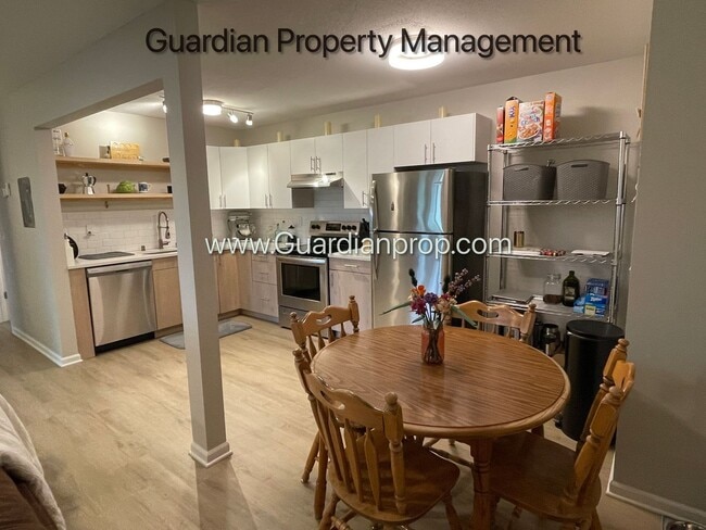 Building Photo - Champlin 2nd Floor Renovated Apartment, Di...