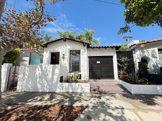 Foto del edificio - 7269 Waring Ave