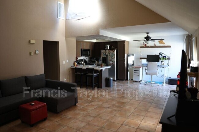 Foto del edificio - 325 N Melrose Dr