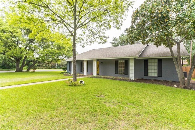 Building Photo - 11911 Brookwood Rd