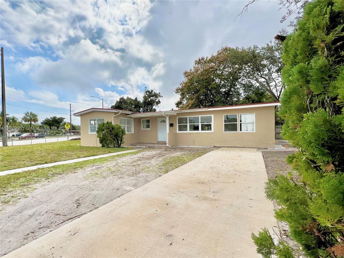 Foto principal - 900 NW 14th Ct