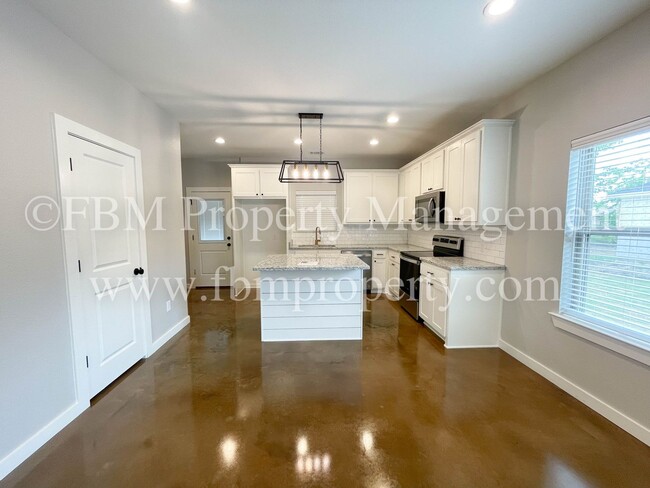 Building Photo - 292 Cosey St