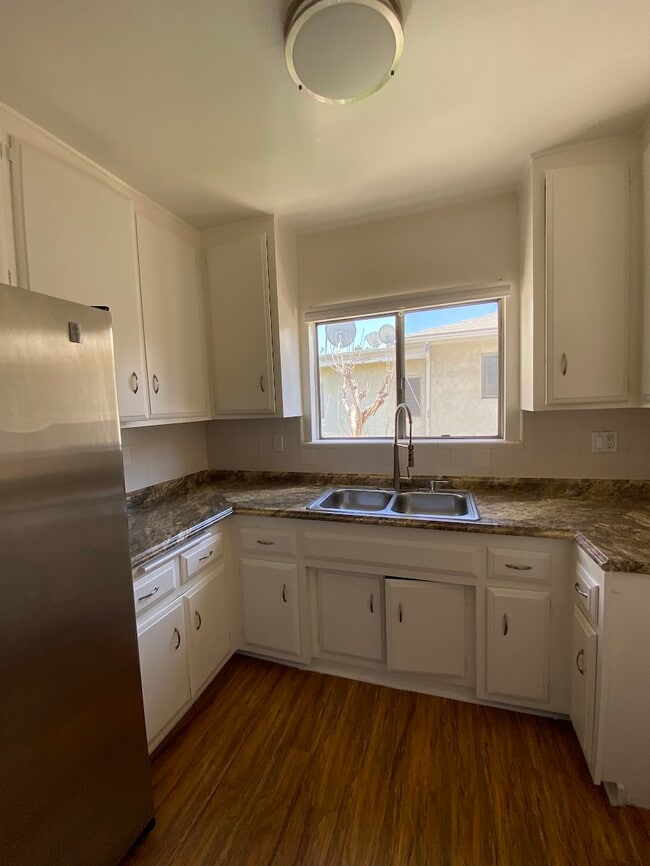 Building Photo - 2256 Fox Hills Dr