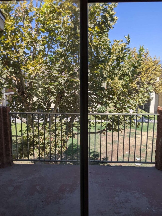 Building Photo - 2br condo in gated pool community