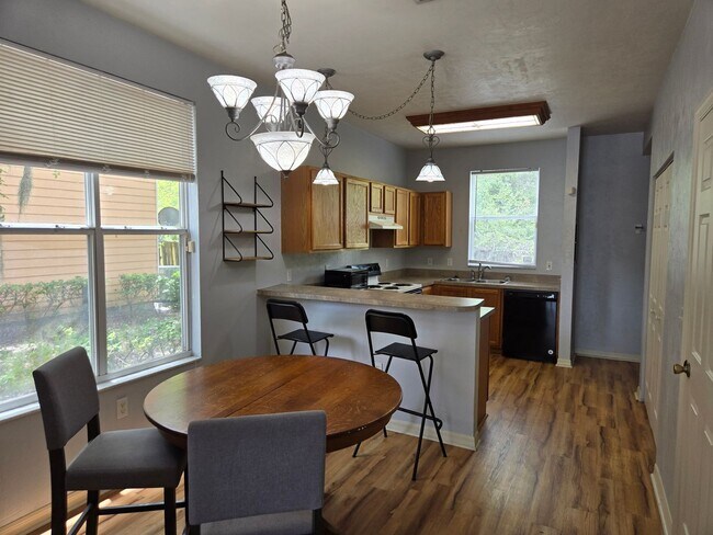 Building Photo - Beautiful 2BR/2BA townhome in a great loca...