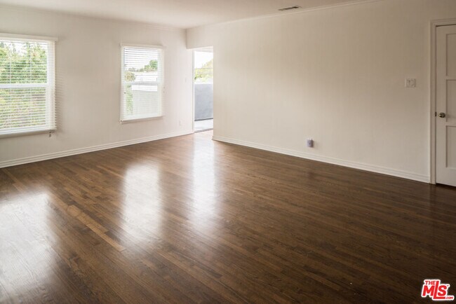 Foto del edificio - 5861 Whitworth Dr