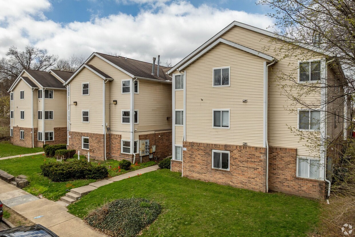Primary Photo - Newly Renovated 4 Bedroom Apartment Akron