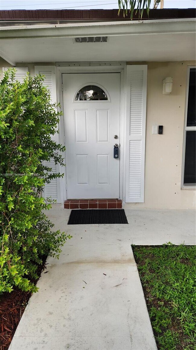 Foto del edificio - 7781 SW 1st St