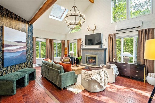 Building Photo - 1825 Jennifer Dr