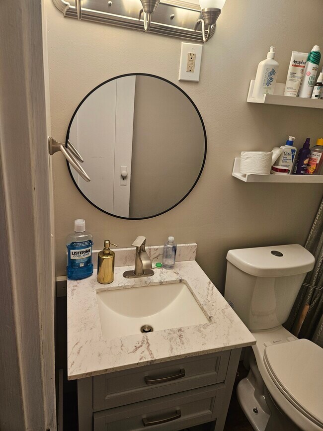 Baño - 405 N Perry St