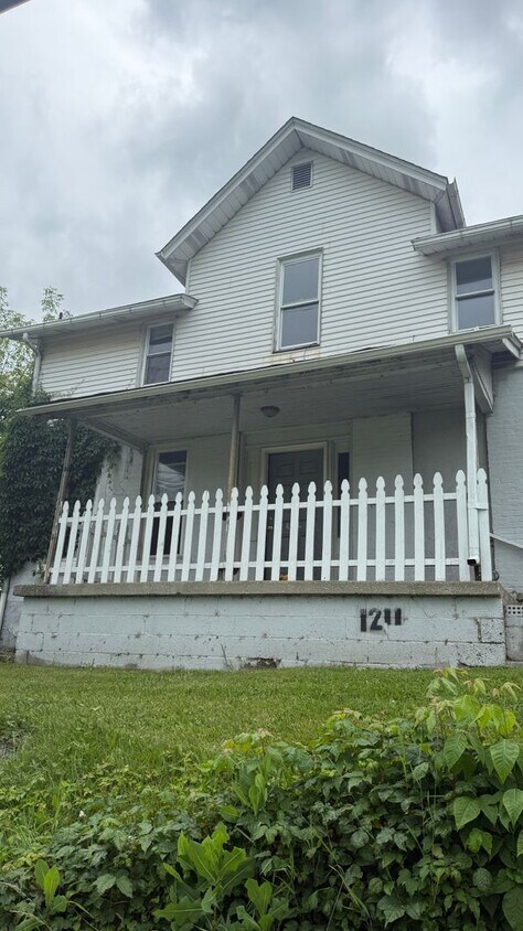 Foto principal - 1211 Eastbrook Rd