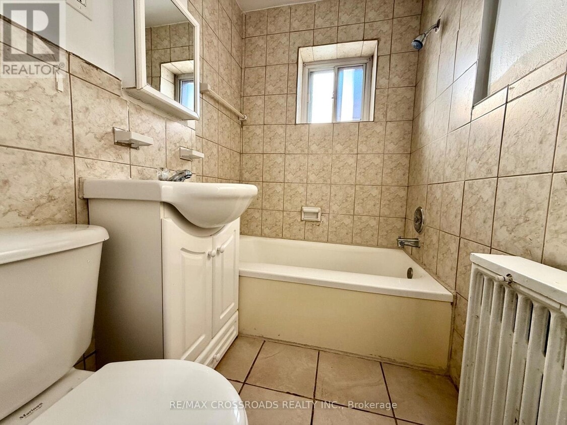 Building Photo - 2770 Yonge St