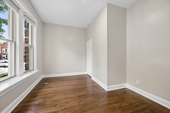 Foto del edificio - 2405 W McLean Ave