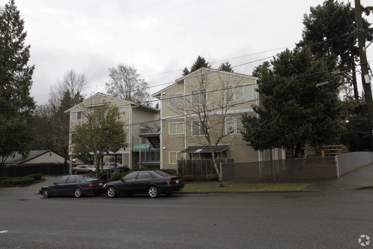 Building Photo - 3052 NE 137th St