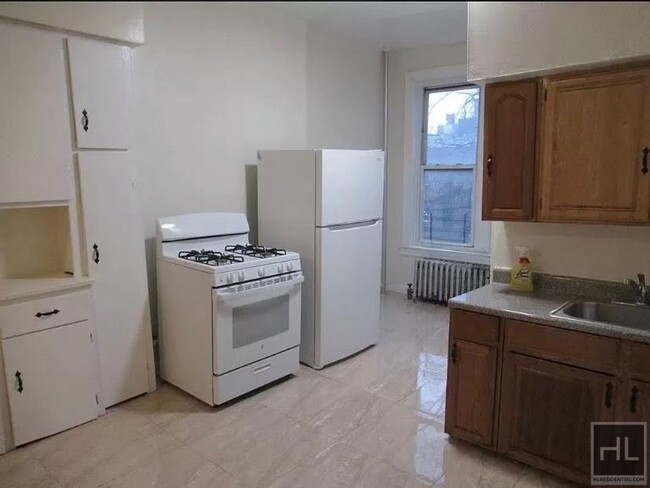 Building Photo - BRIGHT, SPACIOUS NO FEE CROWN HEIGHTS 2BR!!!