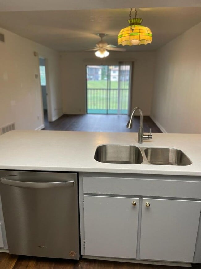 Building Photo - UPDATED CONDOMINIUM MOVE IN READY