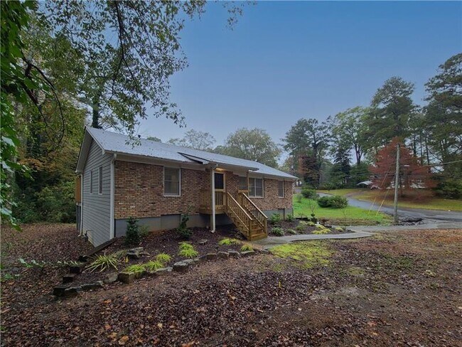 Building Photo - 2026 Mills Ln SE