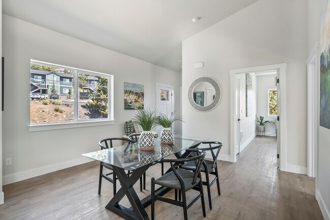 Foto del edificio - New 2 Bed/1 Bath Duplex Apartment with Two...