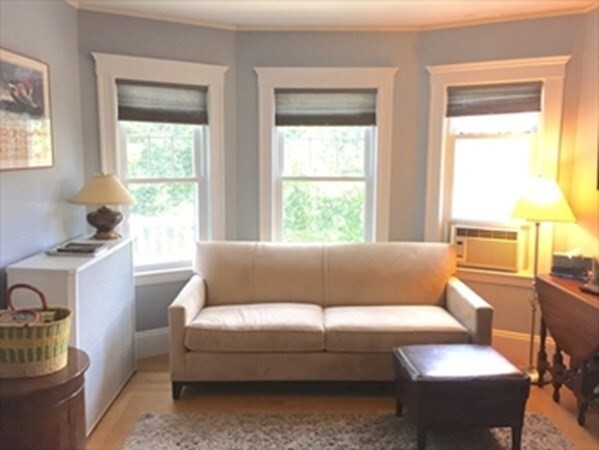 Foto del edificio - 74 Bradfield Ave