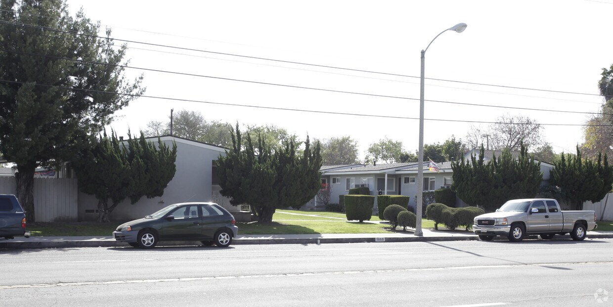 Building Photo - 1866 W Valencia Dr