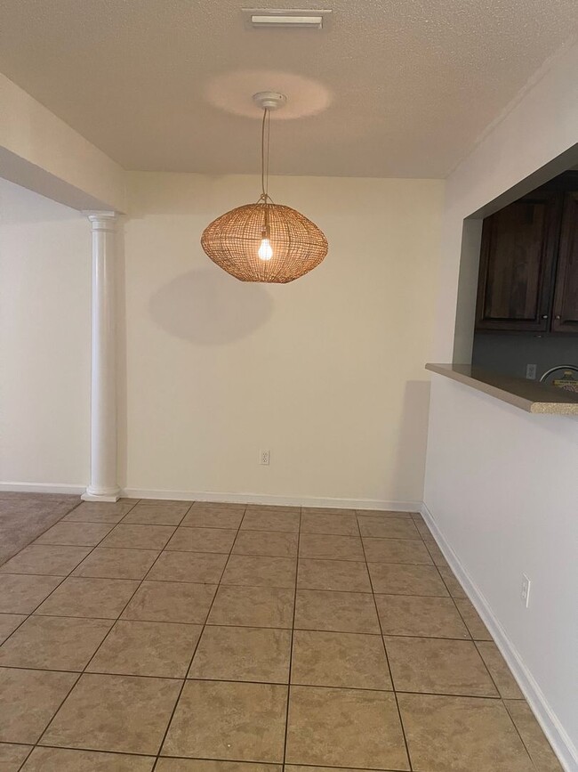 Building Photo - Woodland Park!  END UNIT!!