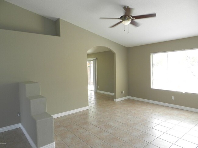 Building Photo - 9051 N Shadow Rock Dr