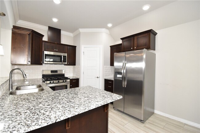 Foto del edificio - 931 Lakeview Dr