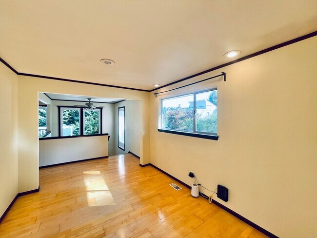 Foto del edificio - Massive House with Elegant Finishes in Madison Valley!