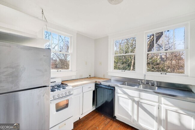 Foto del edificio - 300 Oxford Pl NE