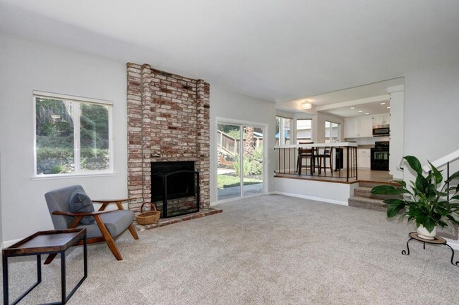 Building Photo - 4 BEDROOM HOME AVAILABLE IN ORANGEVALE!